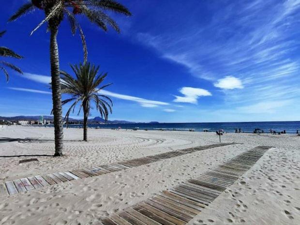 "Campello Beachside Duplex, Coastal Escape, Only 50 Meters From Sea" エル・カンページョ エクステリア 写真